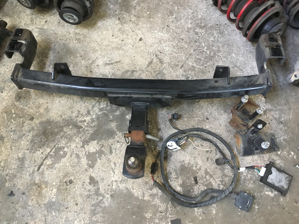 VF SS SV6 Holden Commodore Ute 1600kg Towbar & Fitting Kit